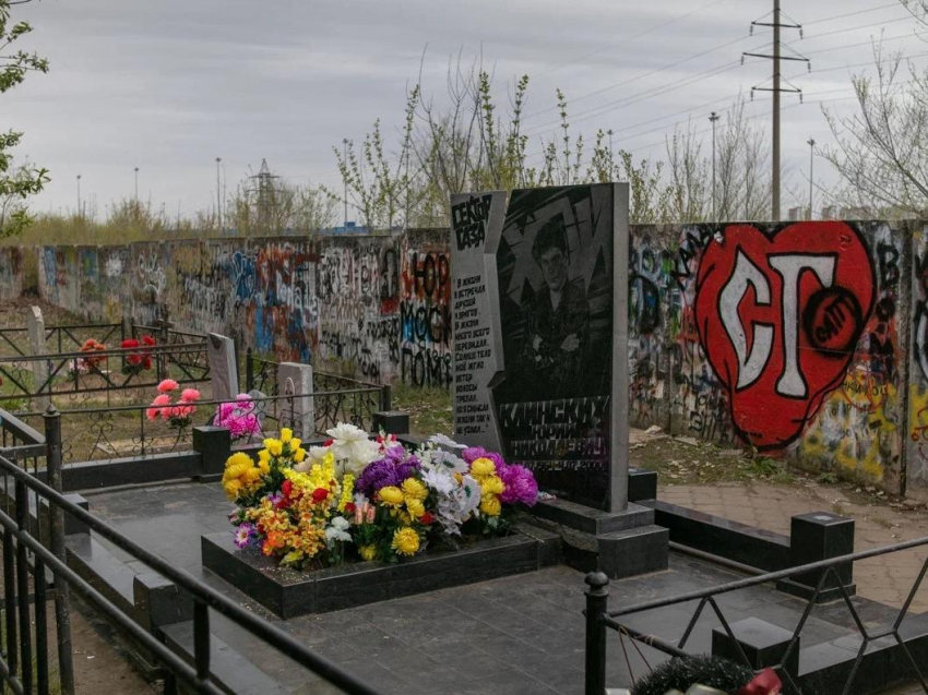 Как в 2023 году выглядит самая известная панк-могила России, находящаяся в Воронеже