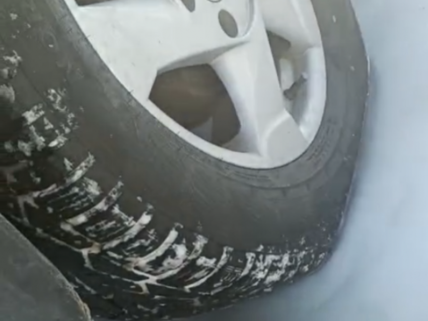 «Колеса вмерзли в снег»: что мешает устранить аварию в Воронеже