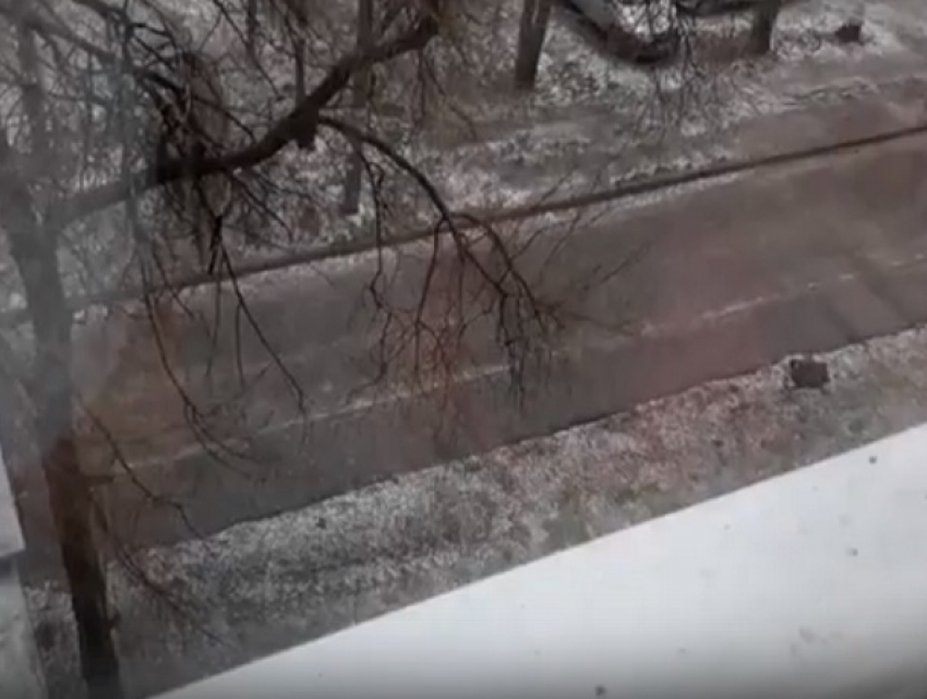 Бьющий по стеклам град в Воронеже попал на видео