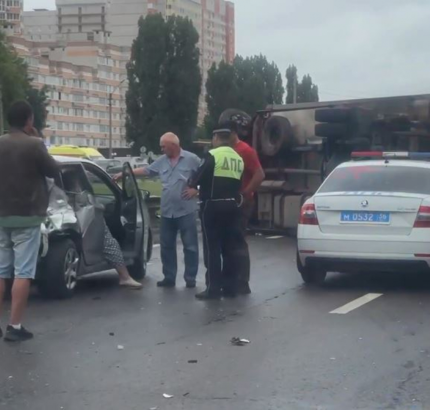 Грузовик перевернулся на Московском проспекте в Воронеже