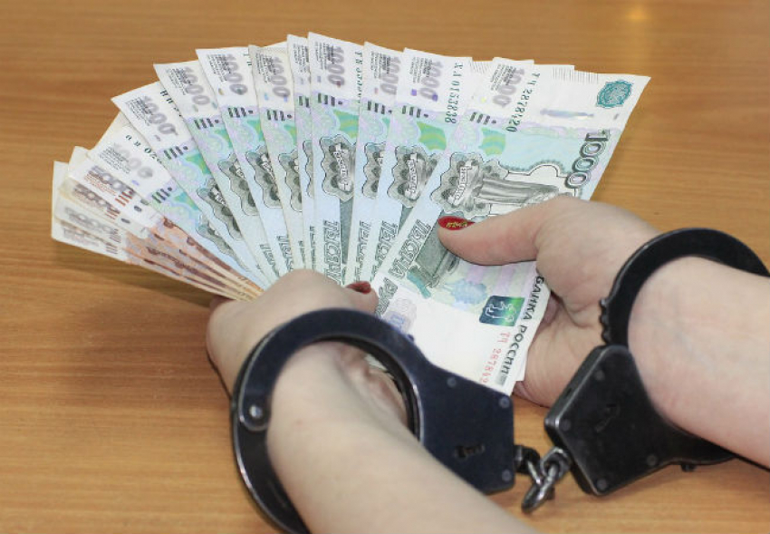 Сотрудница банка сняла со счета клиентки 1,25 млн рублей в Воронеже 