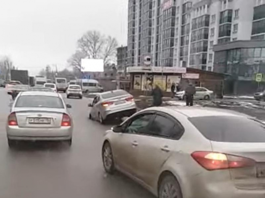 Застрял в дороге: опубликовано видео с провалившейся машиной в Воронеже