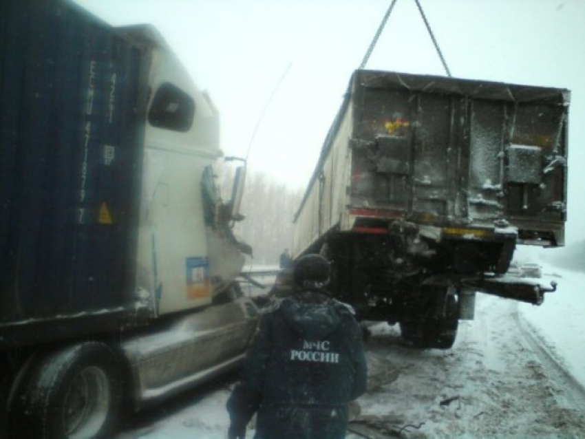 В Воронежской области в ДТП с участием двух грузовиков погиб один человек