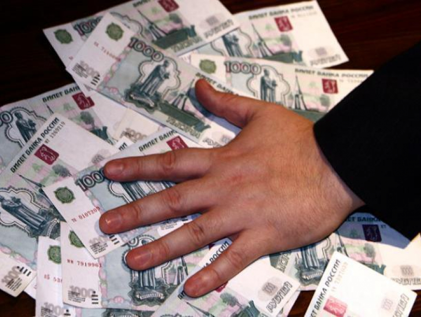 В Воронеже мужчина похитил у бизнесменов 800 тысяч рублей