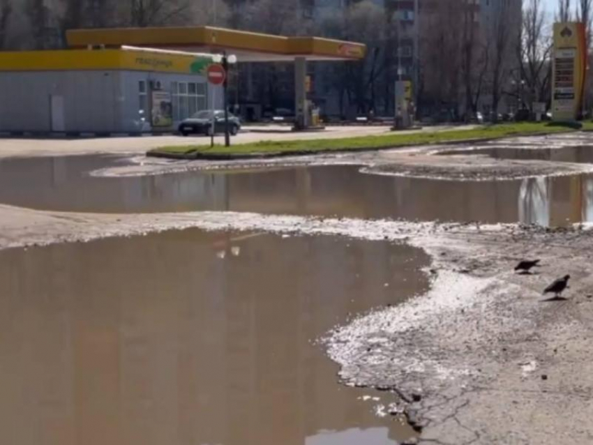 Бескрайнюю водную гладь вместо проезжей части показали на видео в Воронеже