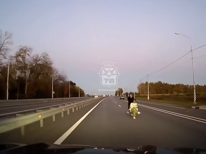 Недетские забавы посреди дороги сняли под Воронежем