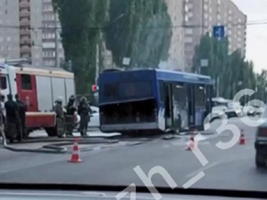 Автобус с лейблом «Факела» загорелся после хлопка в Воронеже