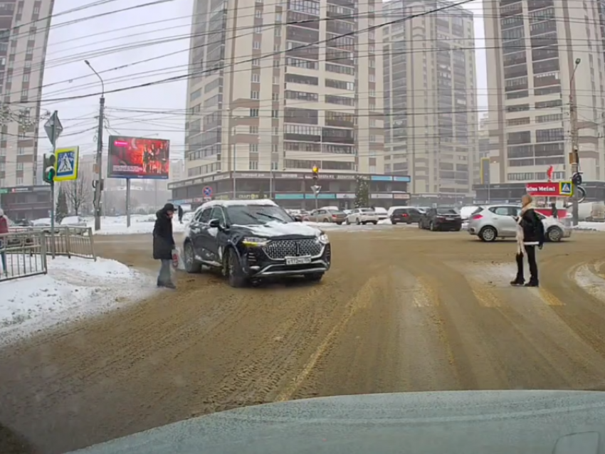 Почему не стоит терять бдительность за рулем, наглядно показал случай в Воронеже 