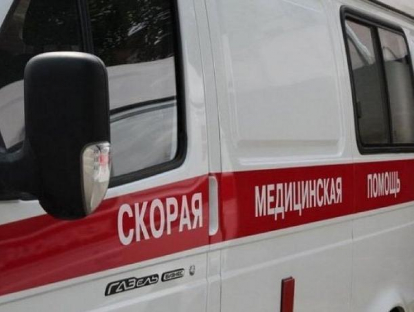 В Воронеже водитель Hyundai попал в больницу после столкновения с деревом
