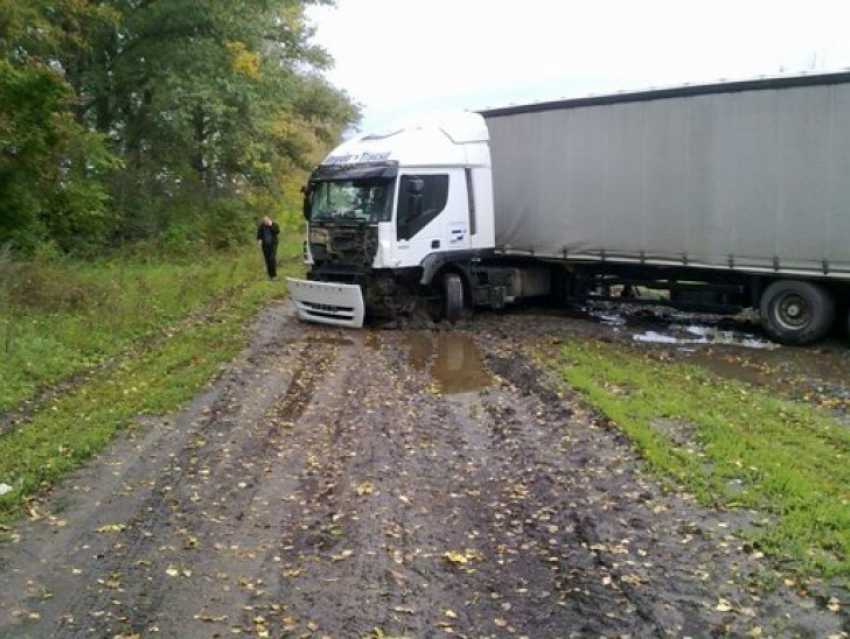 В Павловском районе столкнулись «ГАЗ-3110 Волга» и грузовик «IVEKO»