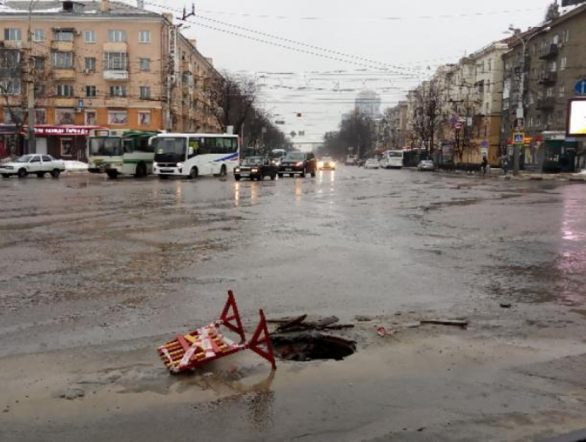 Воронежцев предупредили об открытом люке в центре города