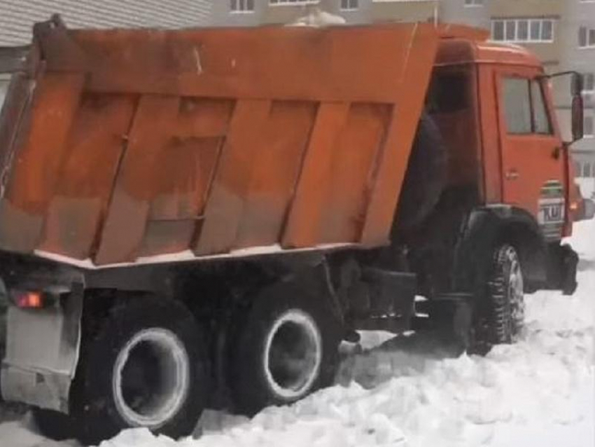 Снегоуборочный КамАЗ утонул в снегу и попал на видео в Воронеже