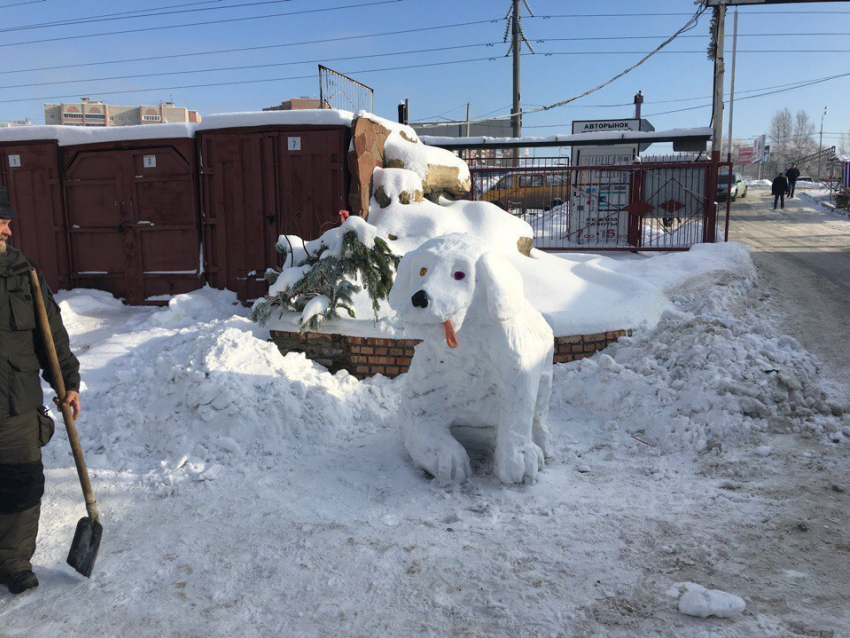 В Воронеже вылепили из снега уматную фигуру собаки