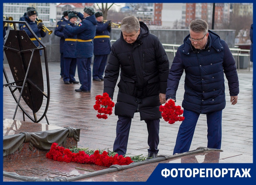 Кто из чиновников и депутатов пришел возложить цветы в Воронеже накануне 23 февраля
