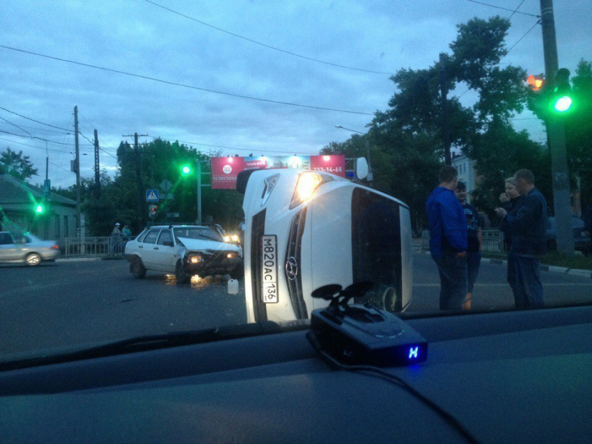 На воронежском перекрестке от удара «Солярис» перевернуло набок