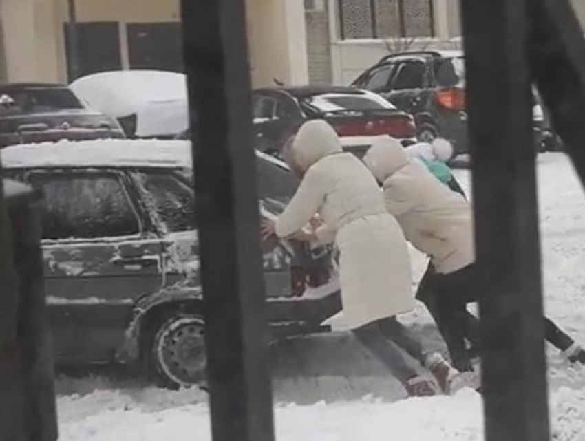 В Воронеже сняли на видео, как четыре девушки спасли застрявшую в снегу «Ладу»