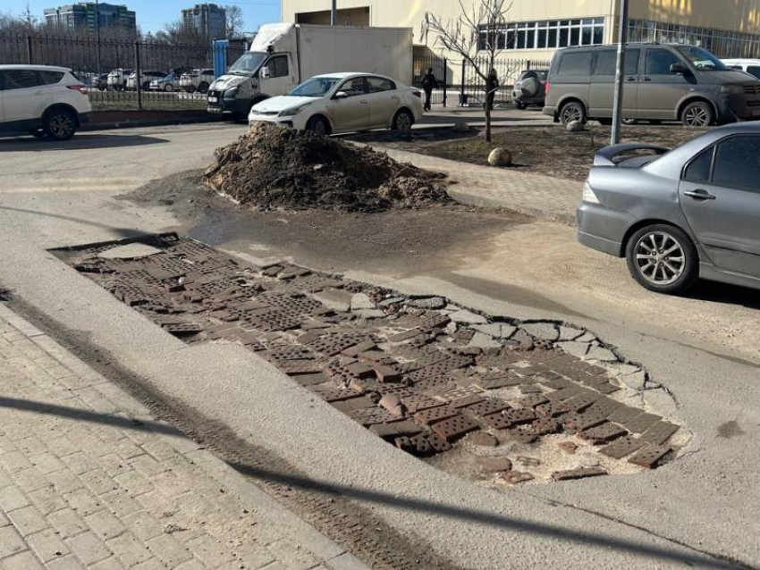 «Грязь, пыль, ямы»: воронежцы полгода не могут дождаться ремонта дороги перед домом