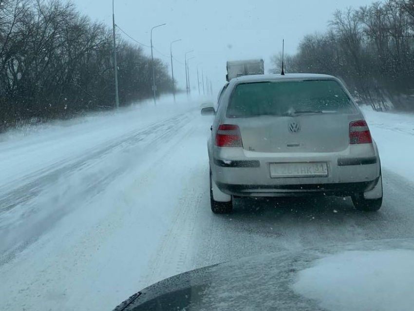 Автомобилисты встали в пробке из-за обледеневшей дороги в Воронежской области