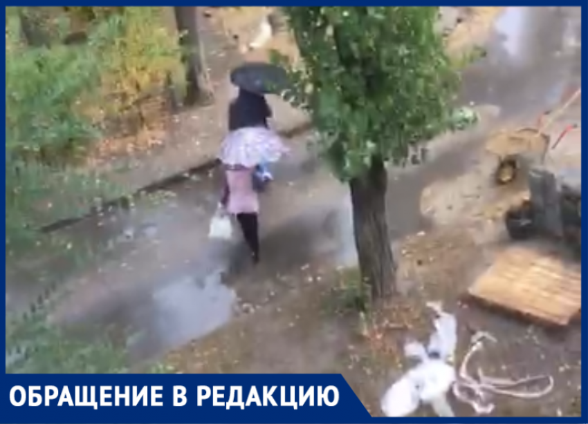 Под проливным дождем начали укладывать плитку в Воронеже
