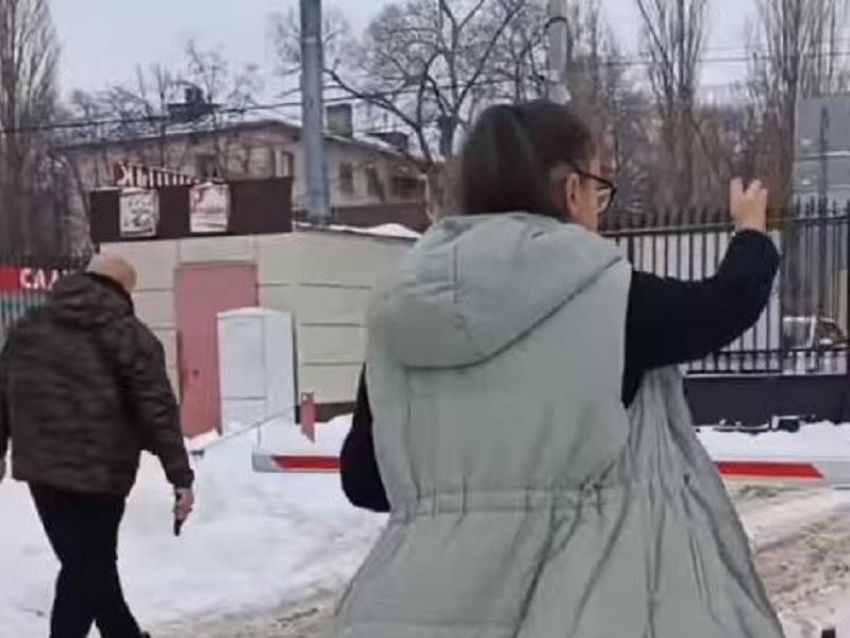 «За что отдавать деньги?»: в неприятную ситуацию попала женщина на платной парковке в Воронеже
