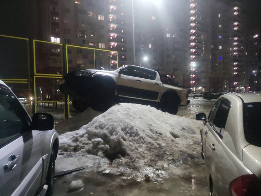 Железного царя снежной горы сфотографировали под Воронежем