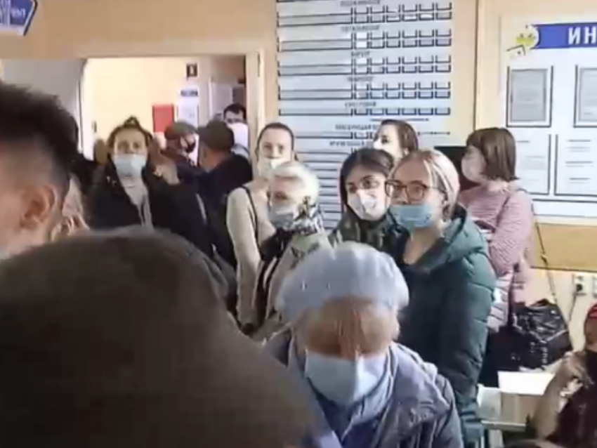 Штурмующие поликлинику воронежцы поссорились в огромной очереди в одно окно 