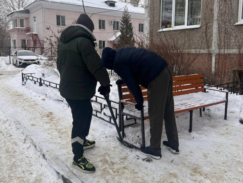 Подрядчик дал – подрядчик взял: скандал из-за лавочек разгорелся в Воронеже