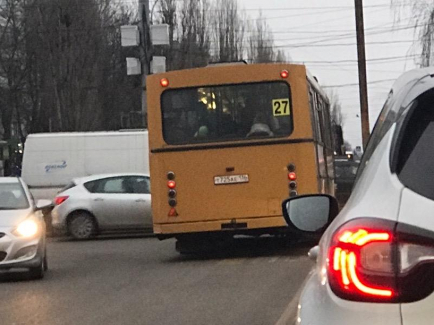 Водитель автобуса рискнул правами из-за пробки в Воронеже