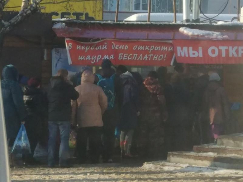 Безумную очередь за бесплатной шаурмой заметили в Воронеже