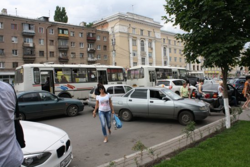 В Воронеже на Кольцовской водители маршруток высаживают пассажиров из левого ряда (ФОТО)