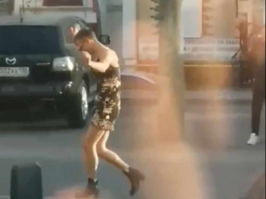 Парень в блестящем мини-платье и на каблуках станцевал на дороге в Воронеже