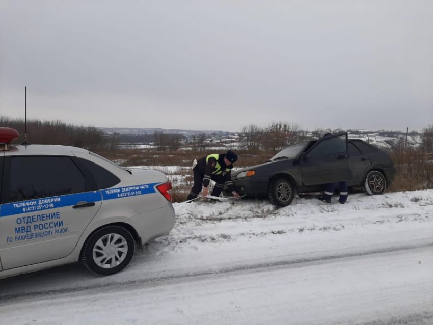 Полицейские вытащили водителя, потерпевшего фиаско на воронежской дороге
