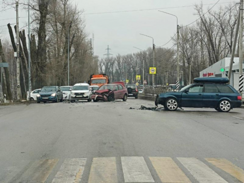 Момент массового ДТП попал на видео под Воронежем 