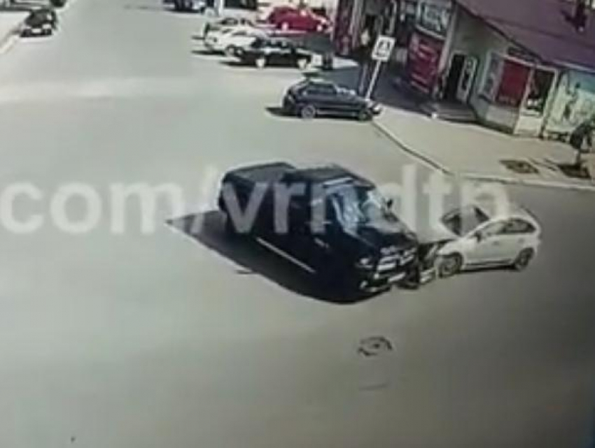 Уничтожение воронежской легковушки пикапом Dodge попало на видео