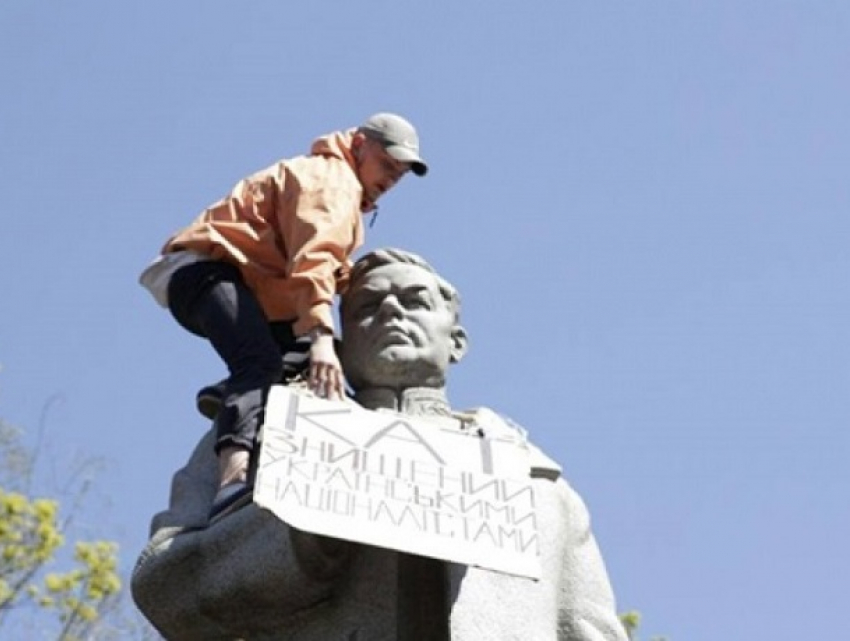 Украинские неонацисты надругались над памятником воронежскому генералу Ватутину
