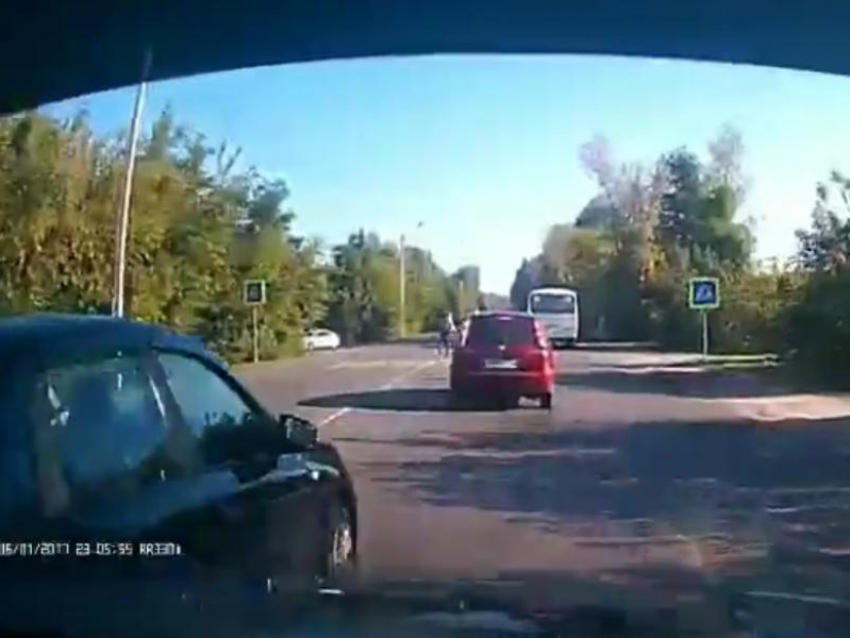 Засада гаишников толкнула Lada на нелепое ДТП в Воронеже