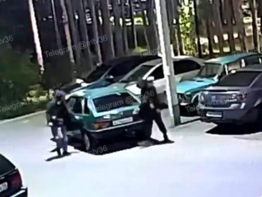 Куда пропадает бензин, показали камеры наблюдения в Воронеже