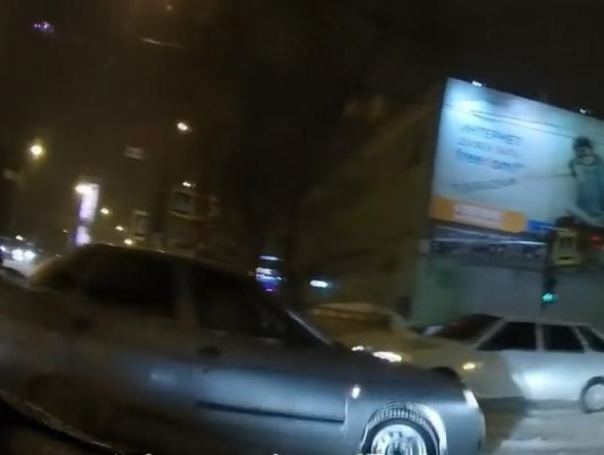 Сантиметровый уворот от ДТП сняли на видео в Воронеже