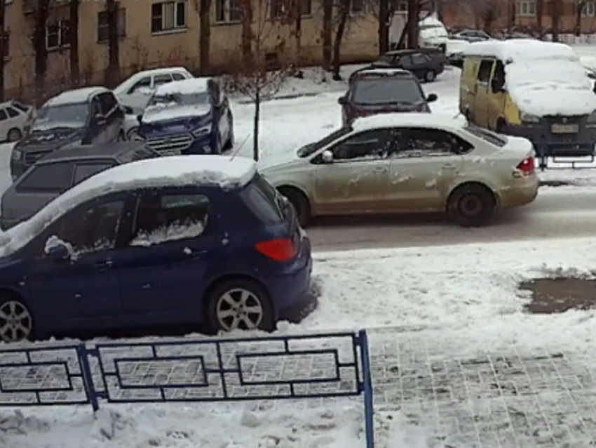 Лобовое столкновение упрямых автомобилистов зафиксировала камера в Воронеже