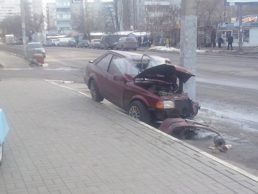 В Воронеже пьяный водитель вдребезги разбил иномарку о столб 