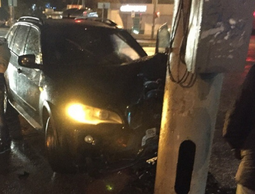 Последствия встречи BMW X5 со столбом сняли в Воронеже 