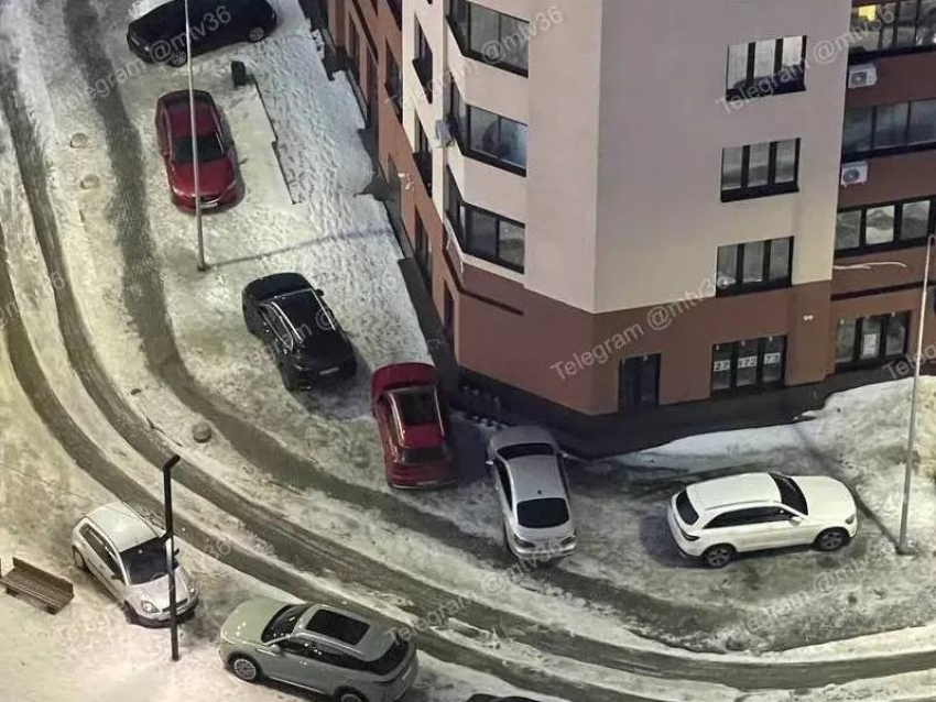 Тротуары вместо парковки: жители воронежского ЖК пожаловались на автохамов