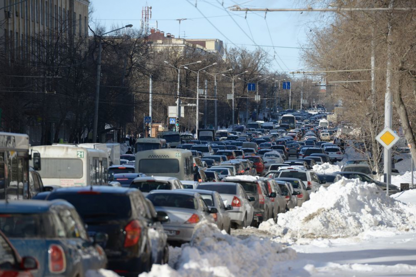 Из-за ночного снегопада Воронеж встал в многокилометровых пробках