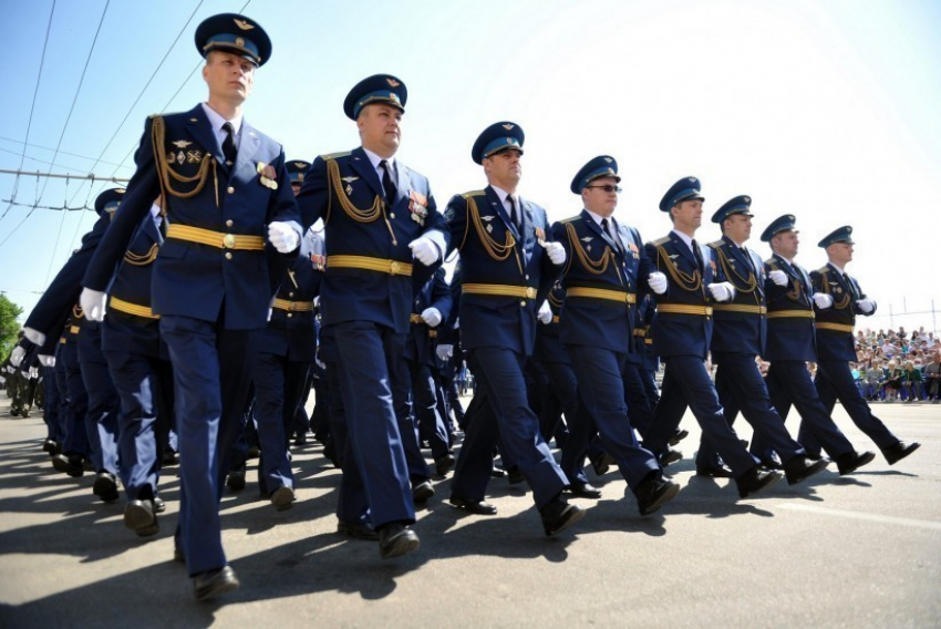Воронежский губернатор 9 мая вместе с внуком посмотрели на шествие и поели кашу из полевой кухни (ФОТО)