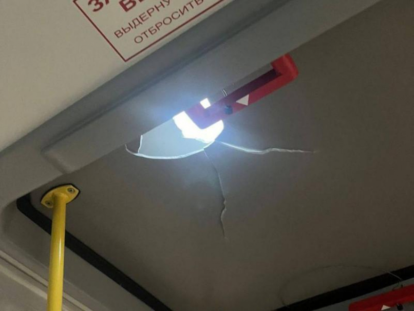 Осколок снаряда пробил крышу маршрутки с пассажирами в Белгороде