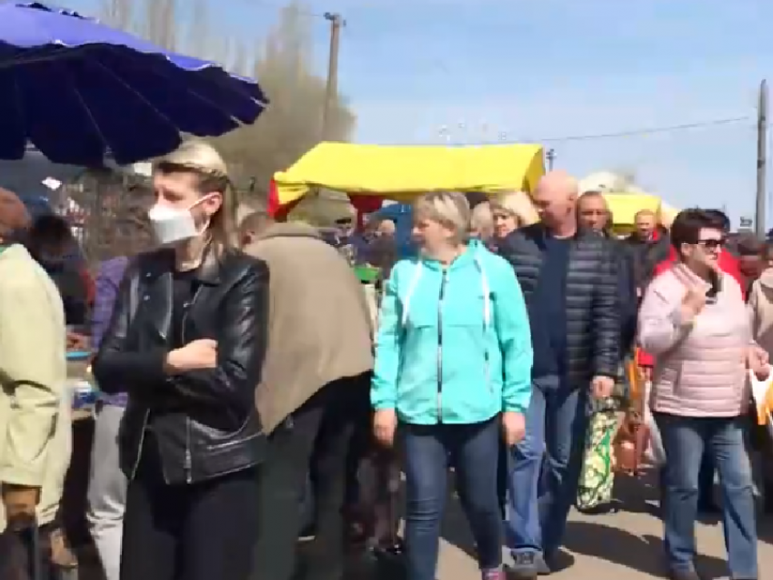 Полное бесстрашие перед коронавирусом сняли на рынке в Воронеже