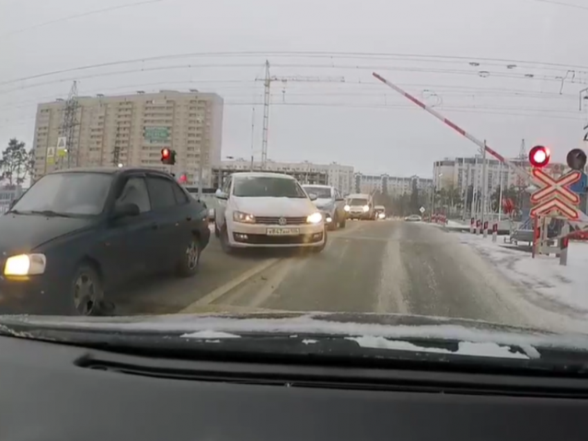Водители устроили давку перед несущимся поездом в Воронеже 