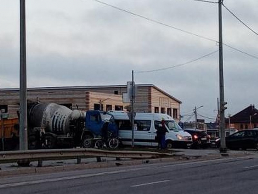 Жителям окраины Воронежа ДТП заблокировало выезд в город