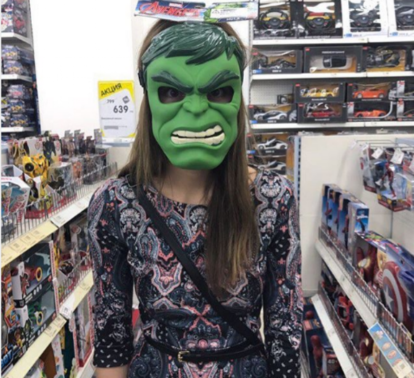 Девушка с «лицом» Халка рассмешила жителей Воронежа