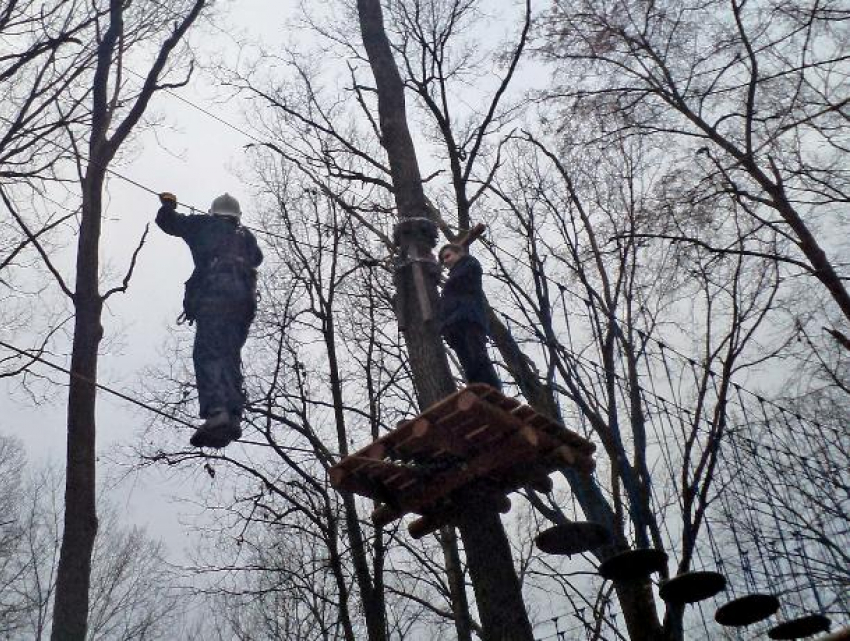 В Воронеже школьник-прогульщик застрял на высоте в неработающем веревочном парке